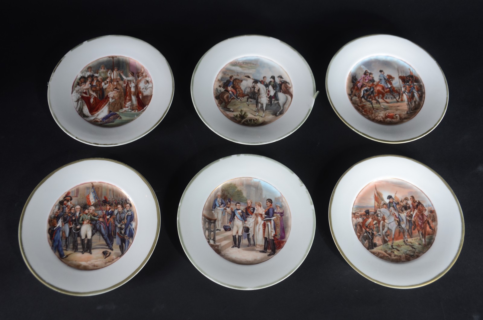 Conjunto com 6 pratos de porcelana italiana Capodimonte decorados em... - foto 1 de 10