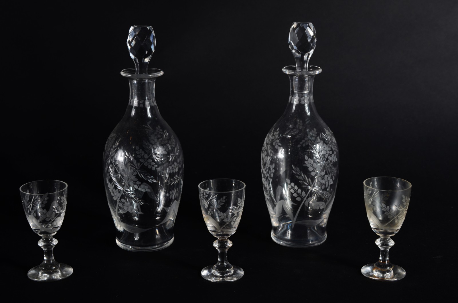 Conjunto de cristal com folhagens lavradas sendo 2 licoreiras e 3... - foto 1 de 7