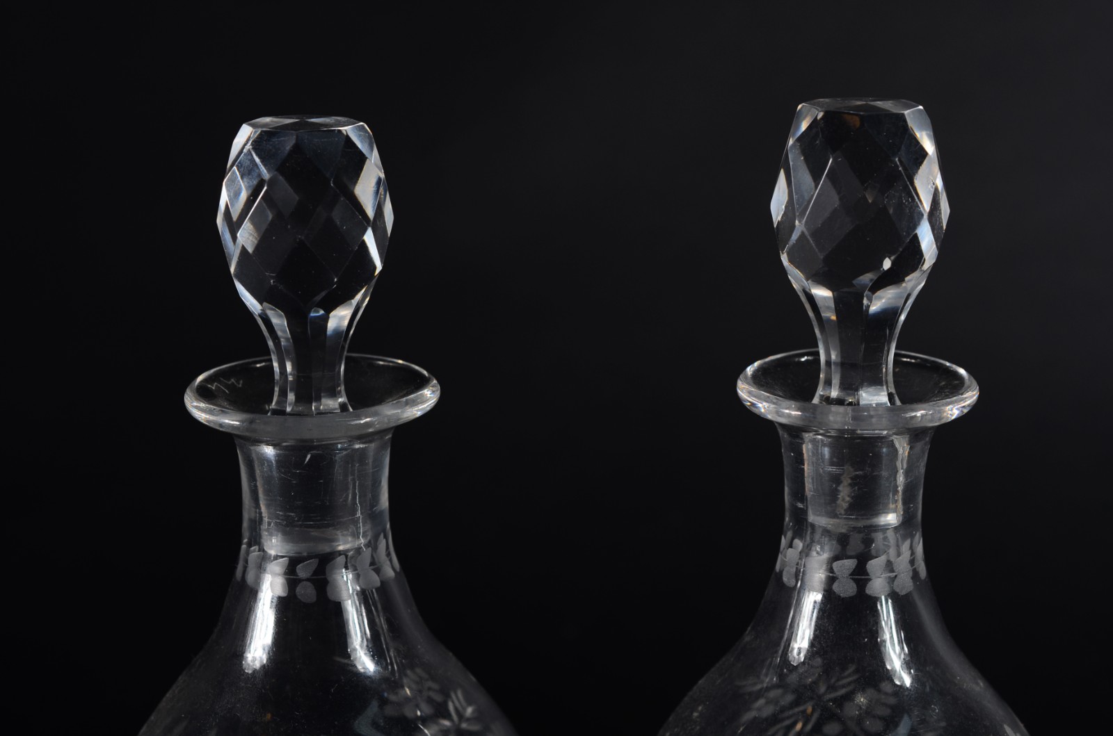 Conjunto de cristal com folhagens lavradas sendo 2 licoreiras e 3... - foto 2 de 7