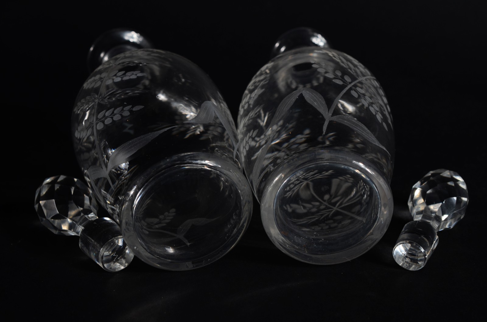 Conjunto de cristal com folhagens lavradas sendo 2 licoreiras e 3... - foto 4 de 7