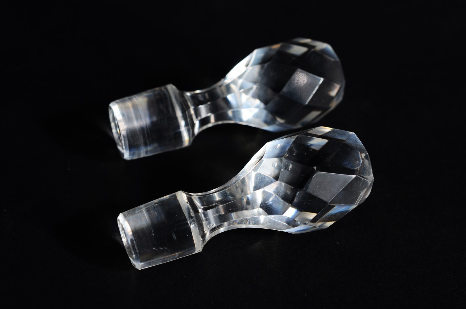 Conjunto de cristal com folhagens lavradas sendo 2 licoreiras e 3... - foto 5 de 7
