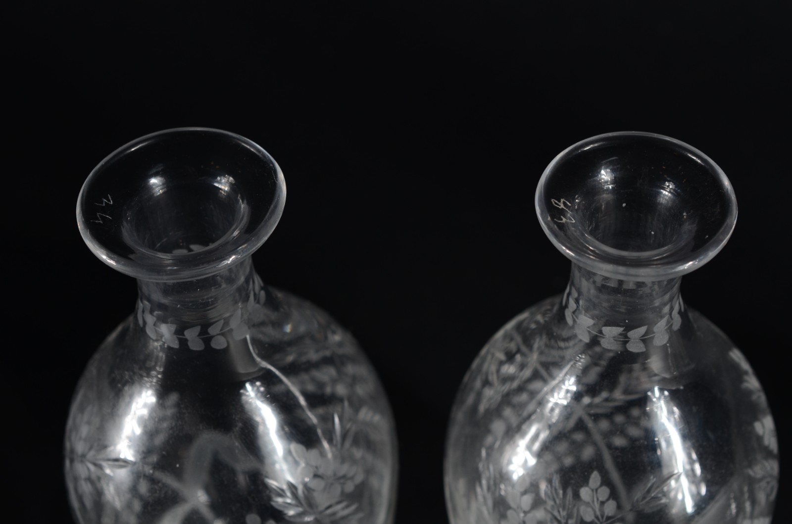 Conjunto de cristal com folhagens lavradas sendo 2 licoreiras e 3... - foto 6 de 7