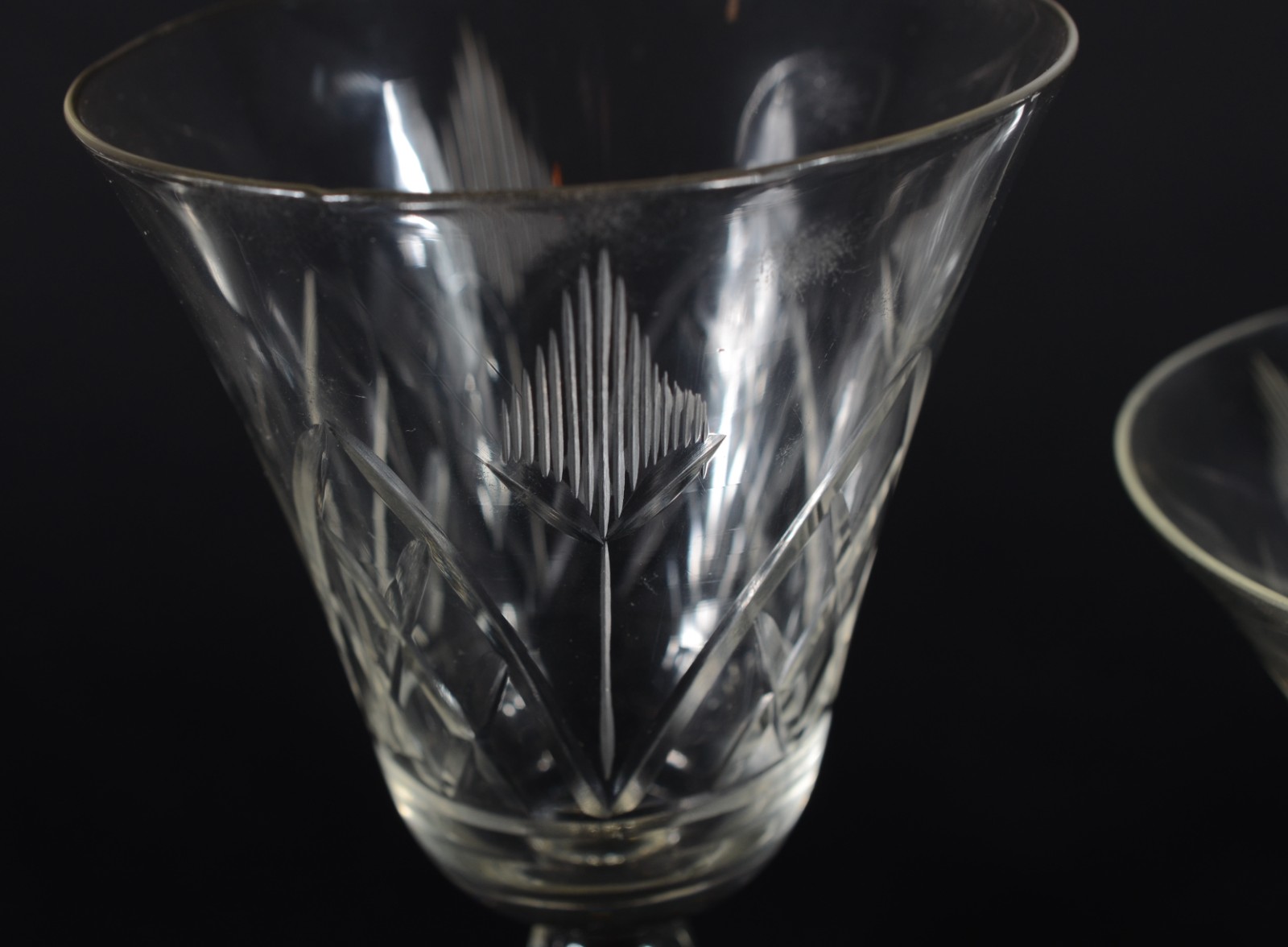 Serviço de copos em demi cristal lapidado, composto de: 10 taças para... - foto 4 de 10
