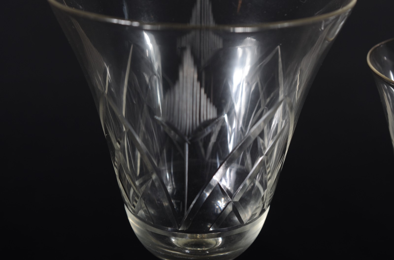 Serviço de copos em demi cristal lapidado, composto de: 10 taças para... - foto 9 de 10