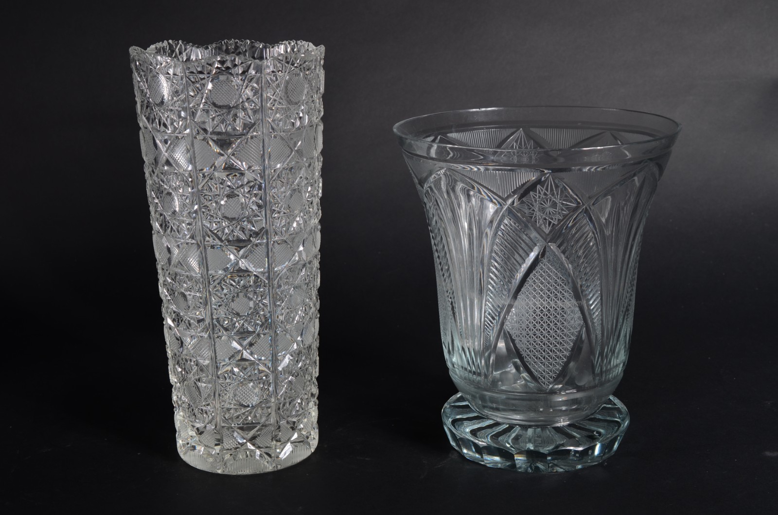Dois vasos de cristal tcheco lapidado. - foto 1 de 7