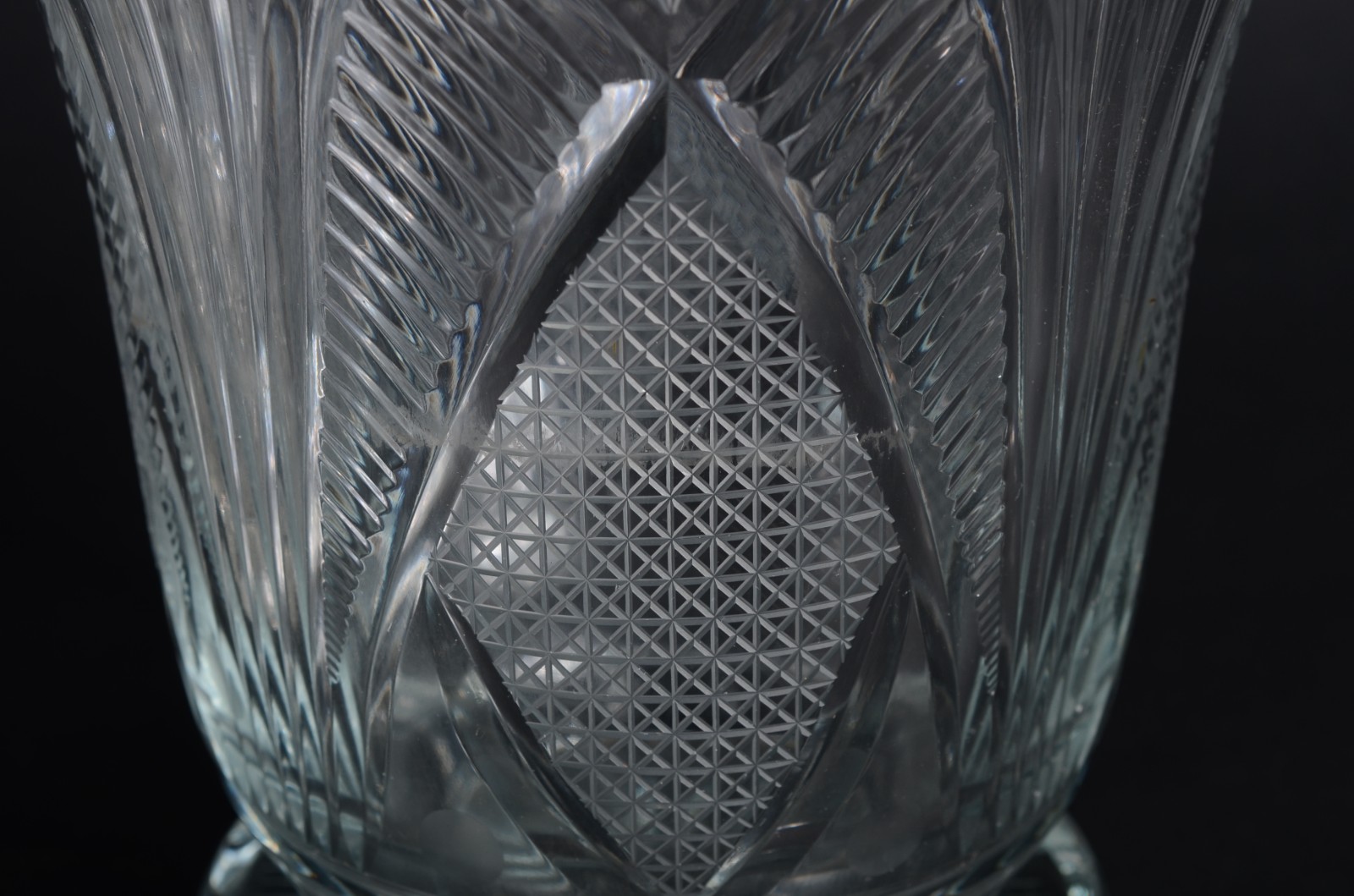 Dois vasos de cristal tcheco lapidado. - foto 6 de 7