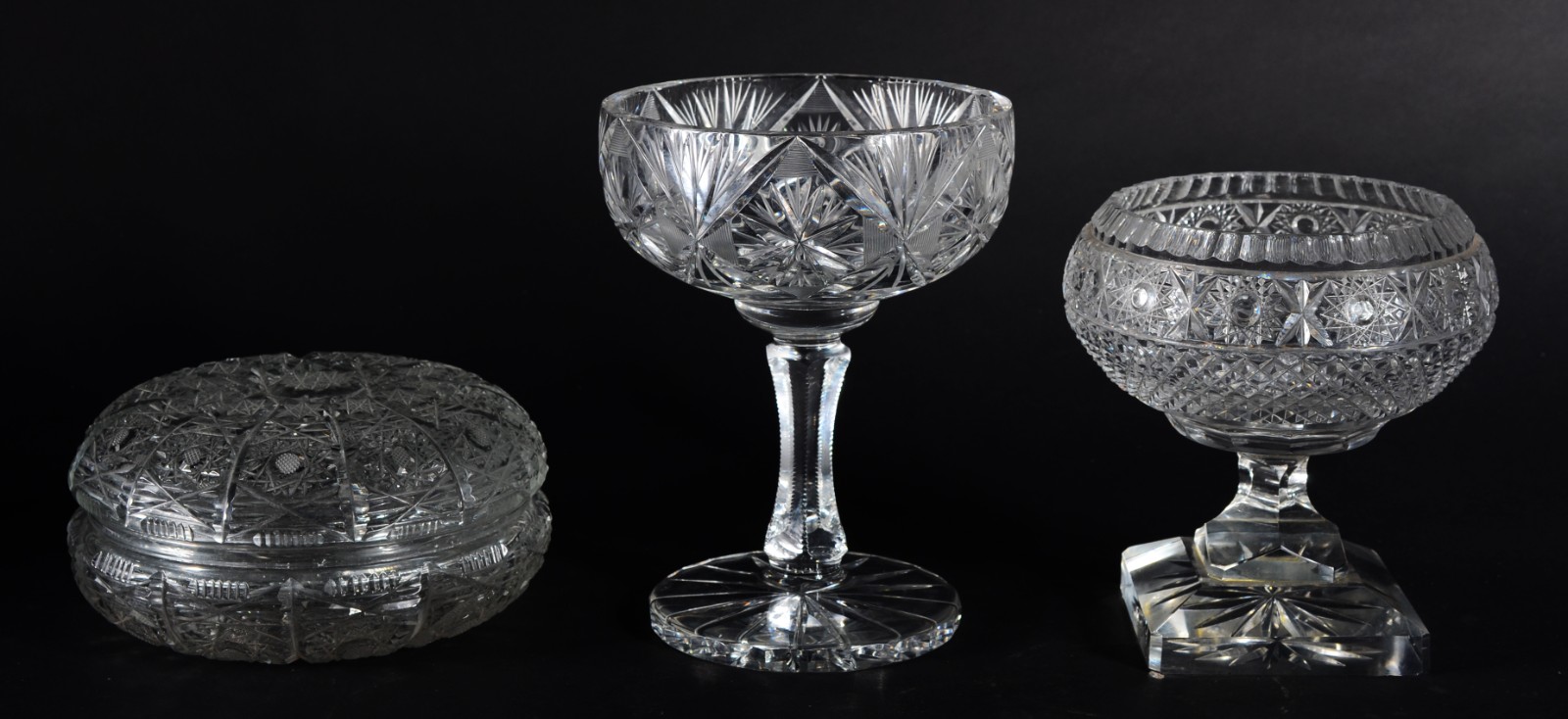 Três peças de cristal europeu lapidado, sendo duas fruteiras de pé... - foto 1 de 10