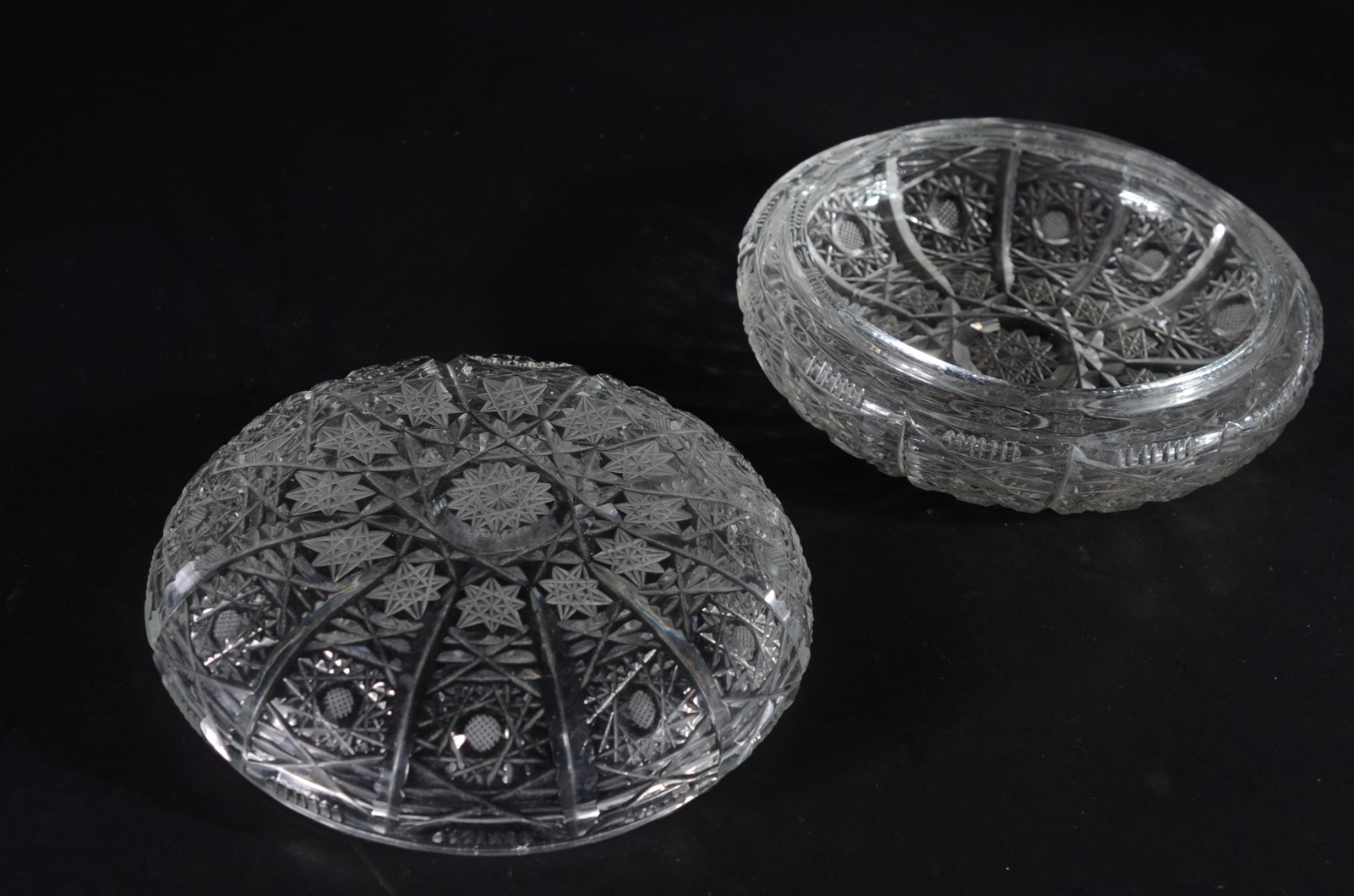 Três peças de cristal europeu lapidado, sendo duas fruteiras de pé... - foto 4 de 10