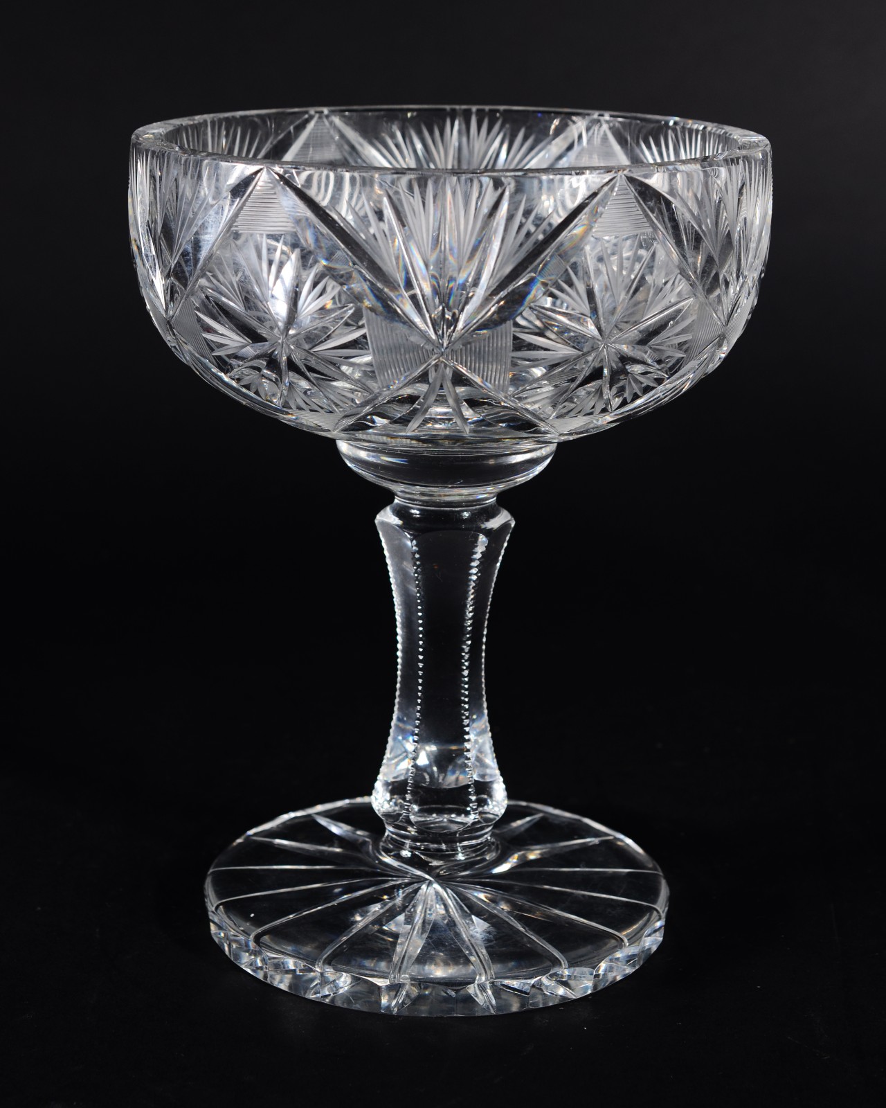 Três peças de cristal europeu lapidado, sendo duas fruteiras de pé... - foto 5 de 10