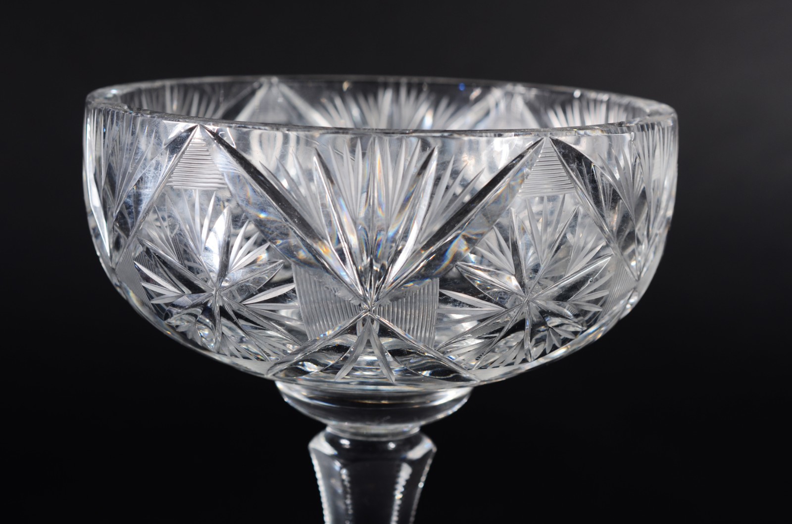 Três peças de cristal europeu lapidado, sendo duas fruteiras de pé... - foto 6 de 10