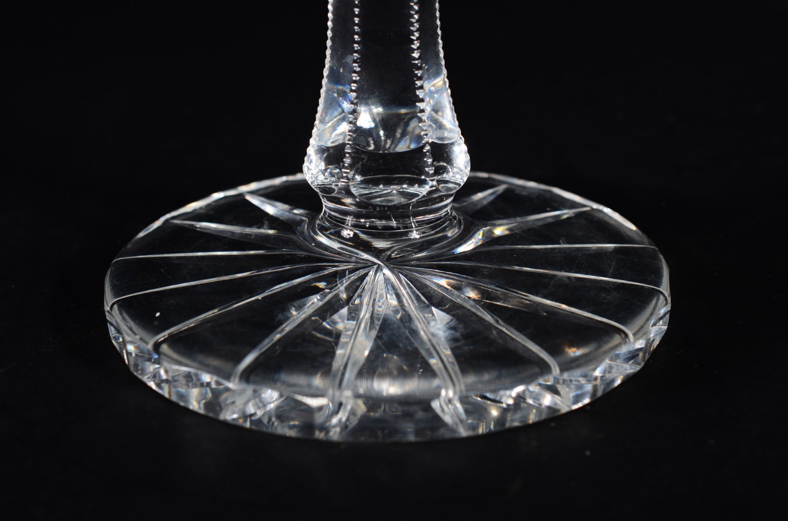 Três peças de cristal europeu lapidado, sendo duas fruteiras de pé... - foto 7 de 10
