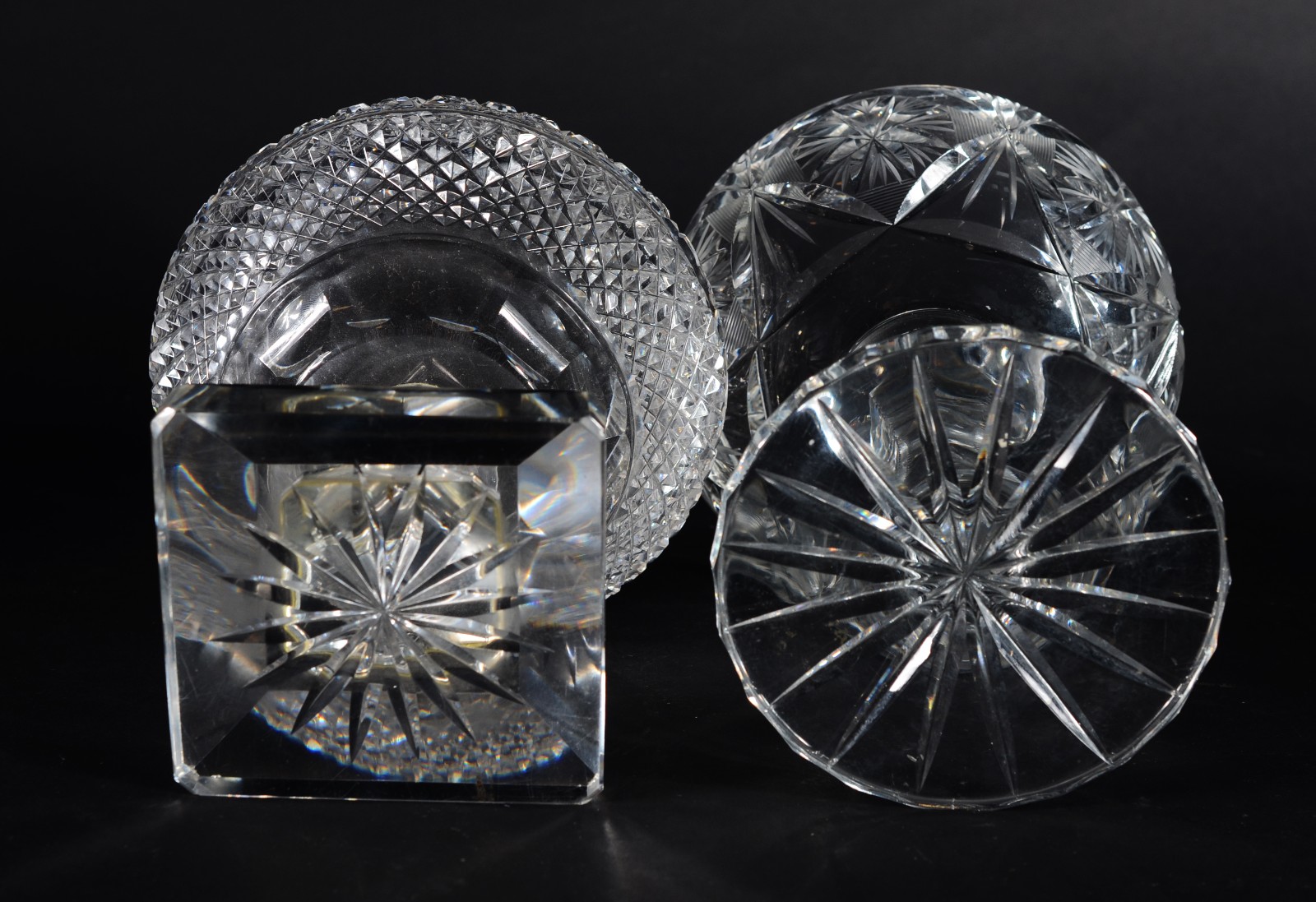Três peças de cristal europeu lapidado, sendo duas fruteiras de pé... - foto 9 de 10