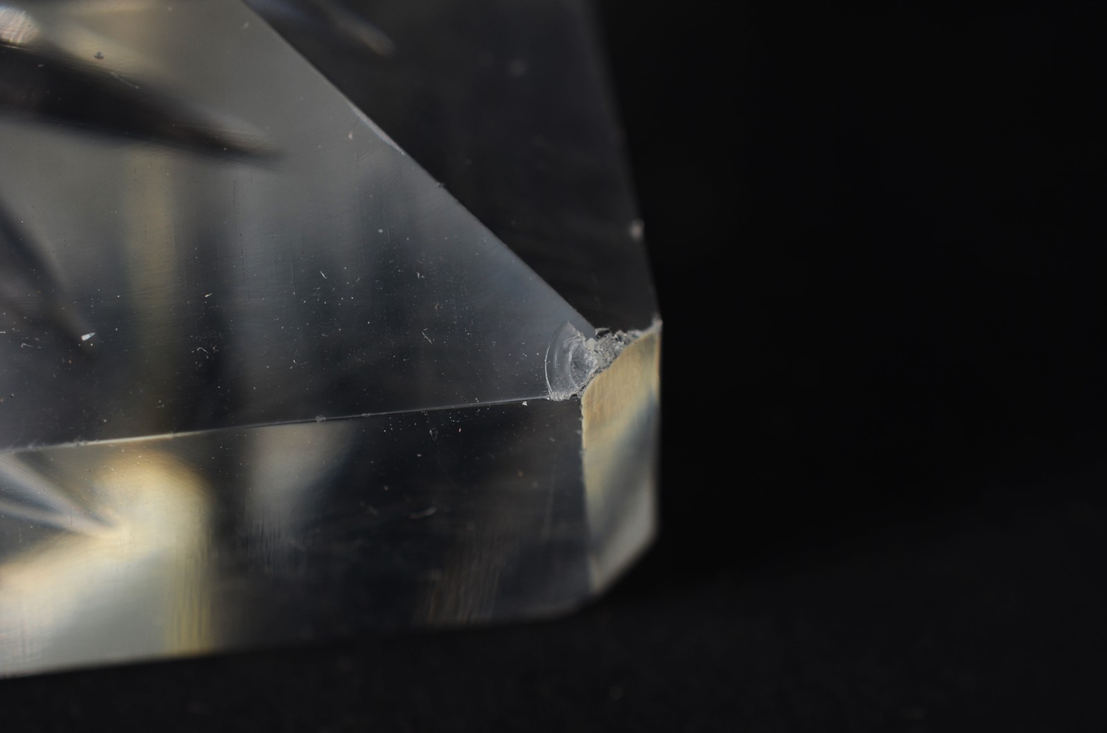 Três peças de cristal europeu lapidado, sendo duas fruteiras de pé... - foto 10 de 10
