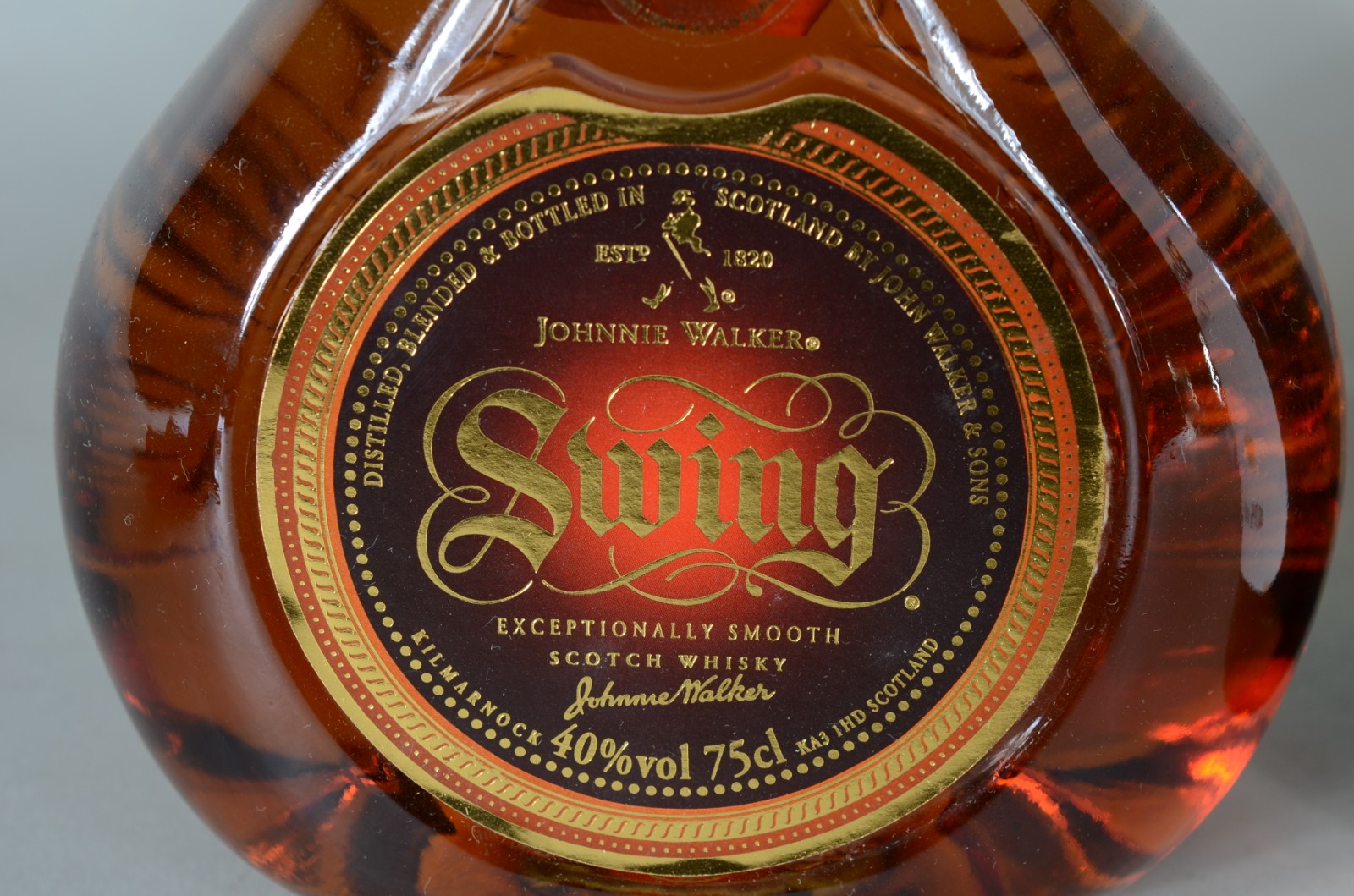 Três garrafas de whisky diversos, sendo: Johnnie Walker Swing... - foto 2 de 8