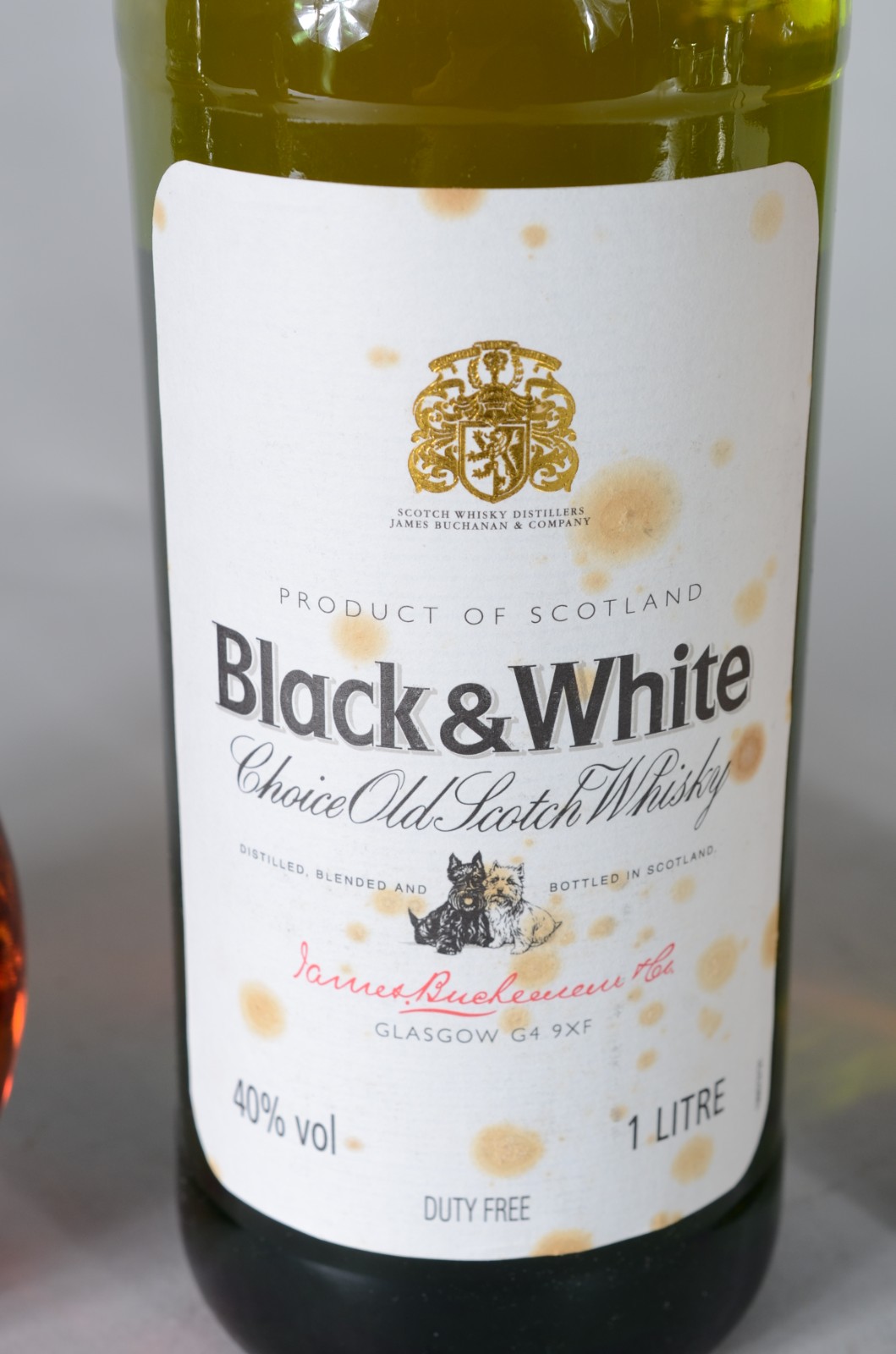 Três garrafas de whisky diversos, sendo: Johnnie Walker Swing... - foto 4 de 8