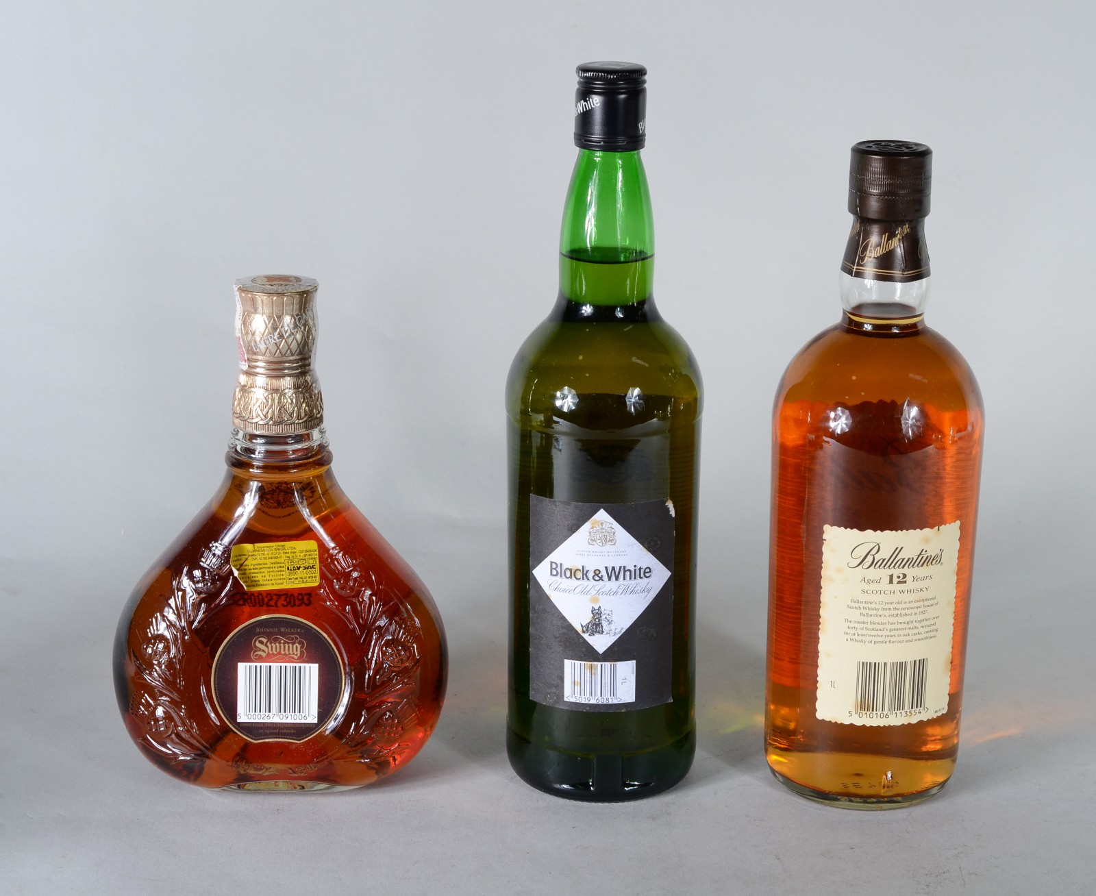 Três garrafas de whisky diversos, sendo: Johnnie Walker Swing... - foto 5 de 8