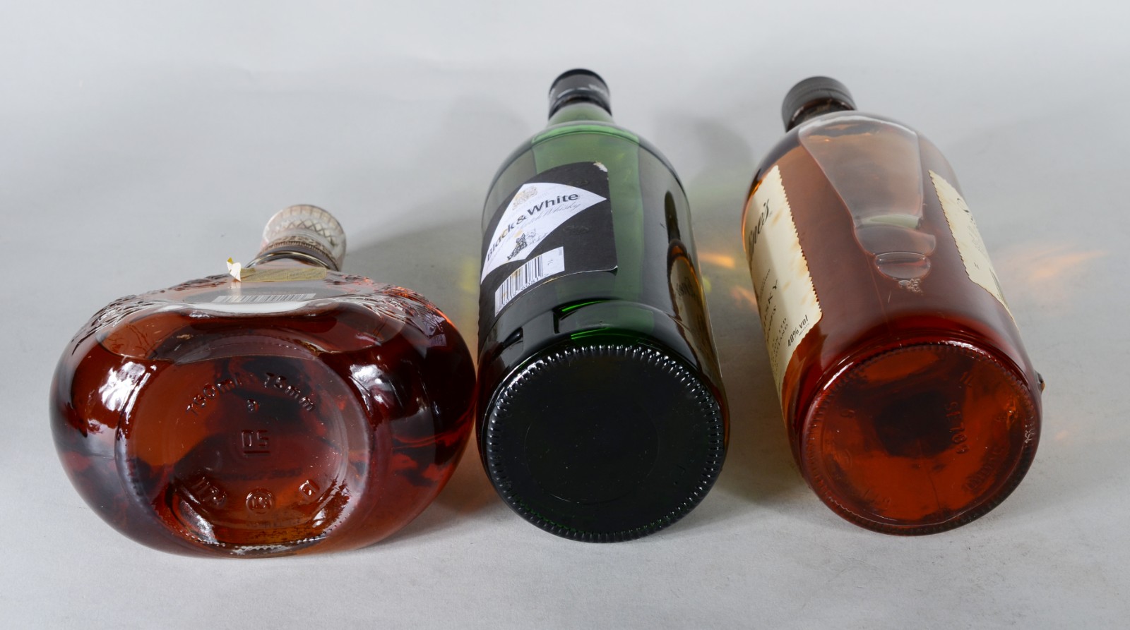 Três garrafas de whisky diversos, sendo: Johnnie Walker Swing... - foto 6 de 8