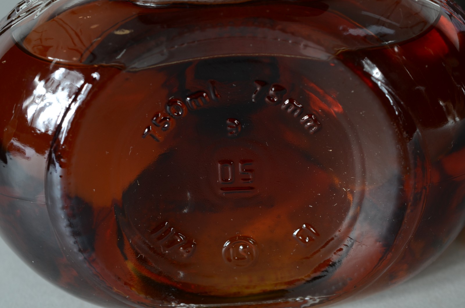 Três garrafas de whisky diversos, sendo: Johnnie Walker Swing... - foto 7 de 8