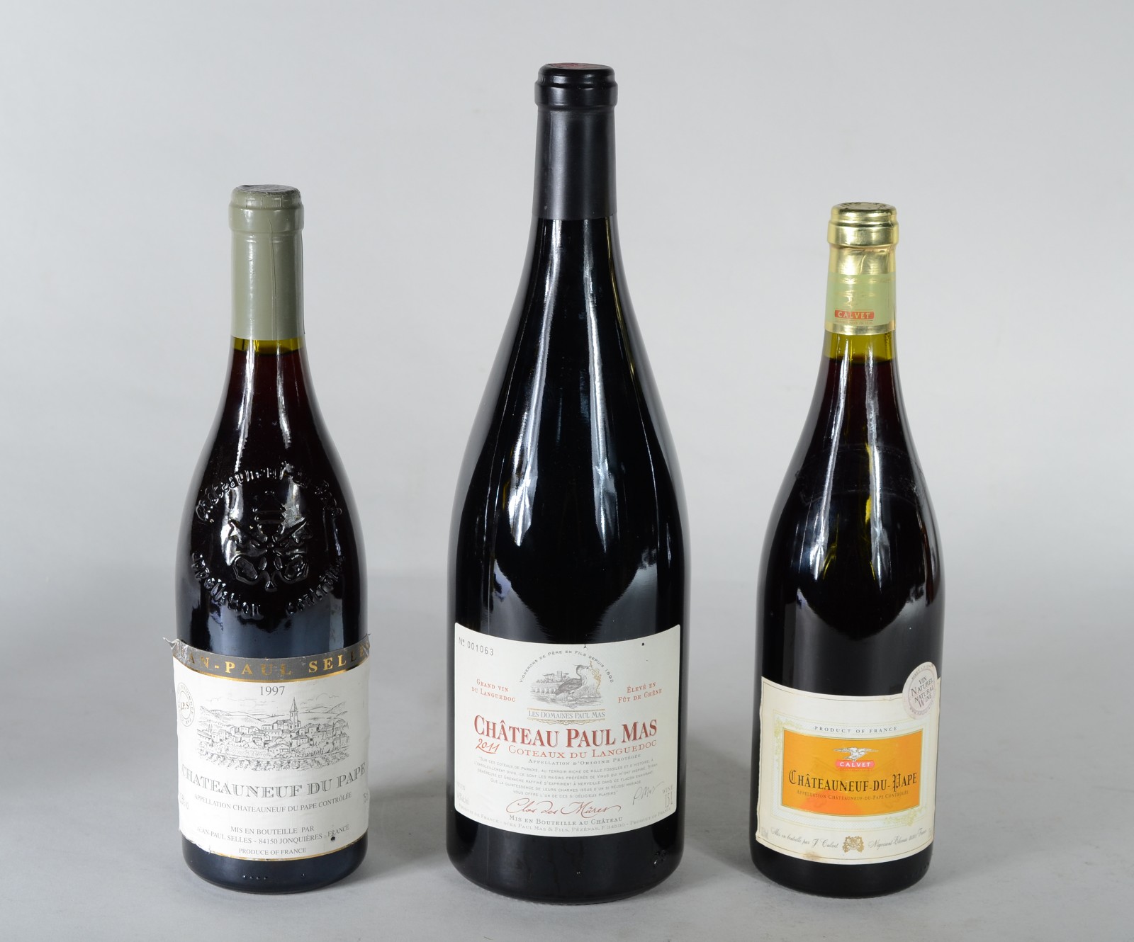 Três garrafas de vinho, sendo duas Châteauneuf du Pape e uma Chateau... - foto 1 de 6