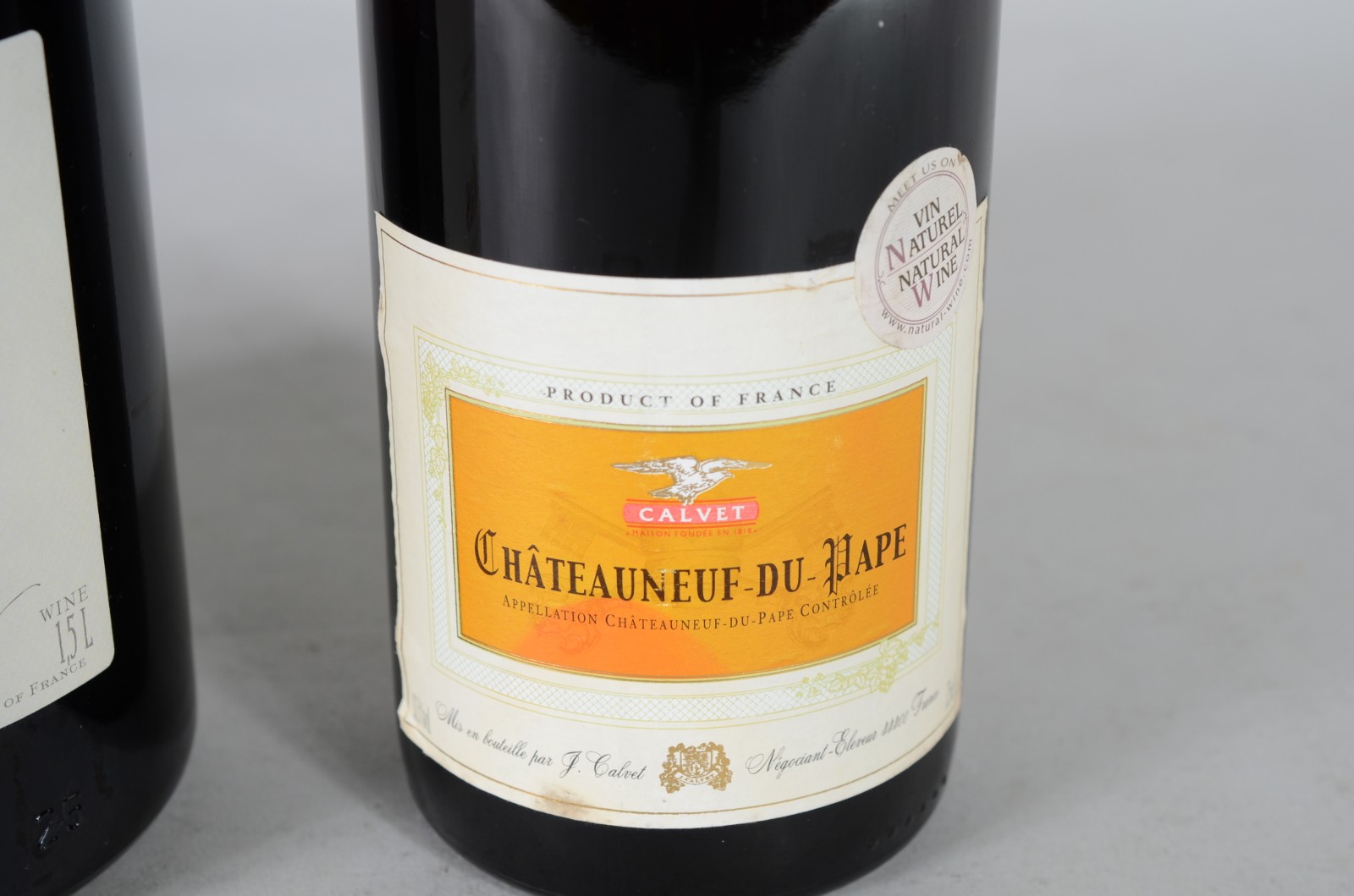 Três garrafas de vinho, sendo duas Châteauneuf du Pape e uma Chateau... - foto 2 de 6