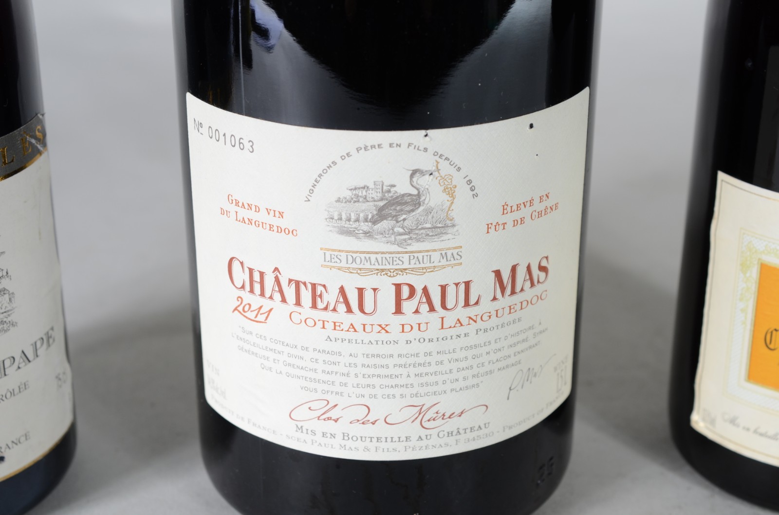 Três garrafas de vinho, sendo duas Châteauneuf du Pape e uma Chateau... - foto 3 de 6