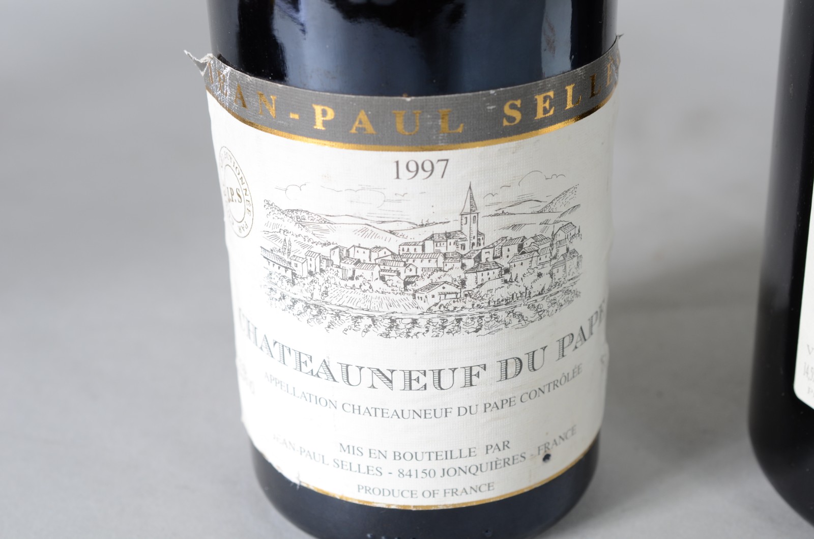 Três garrafas de vinho, sendo duas Châteauneuf du Pape e uma Chateau... - foto 4 de 6