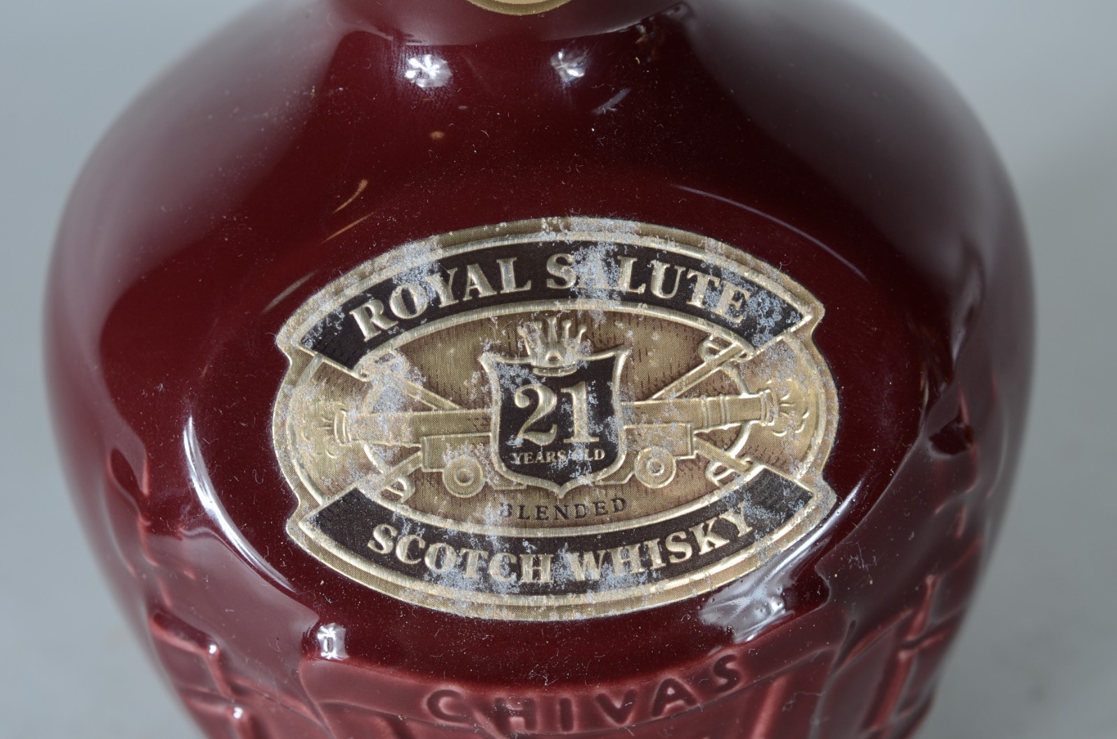 Whisky Royal Salute 21 anos em garrafa de cerâmica. - foto 2 de 7