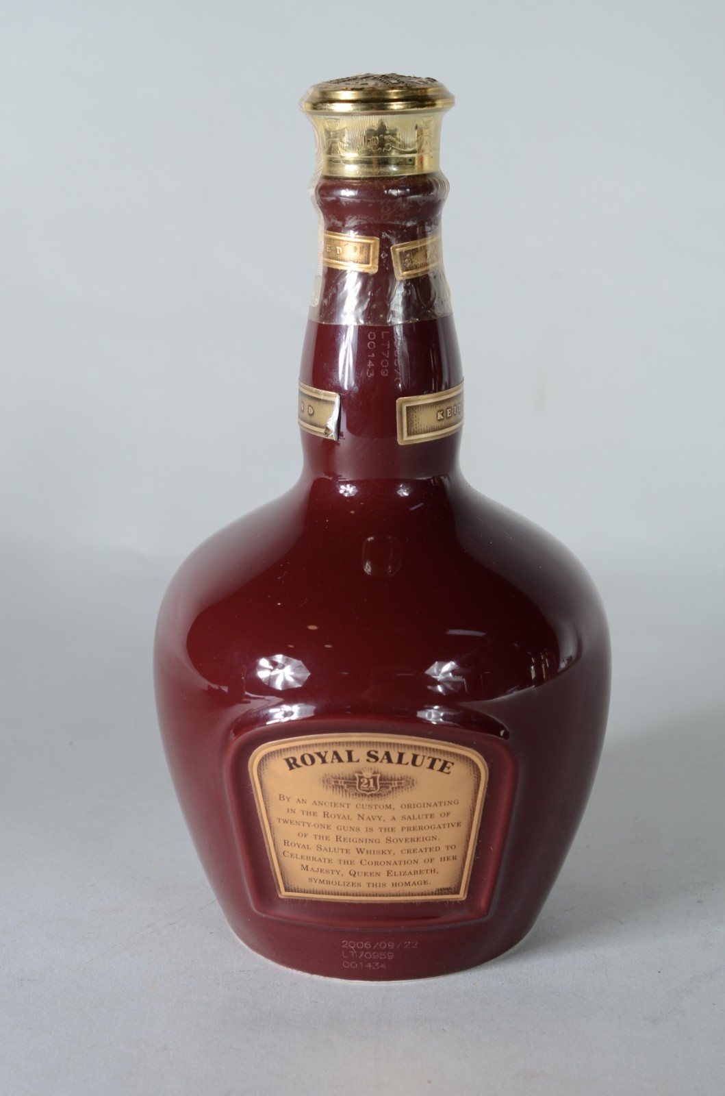 Whisky Royal Salute 21 anos em garrafa de cerâmica. - foto 5 de 7