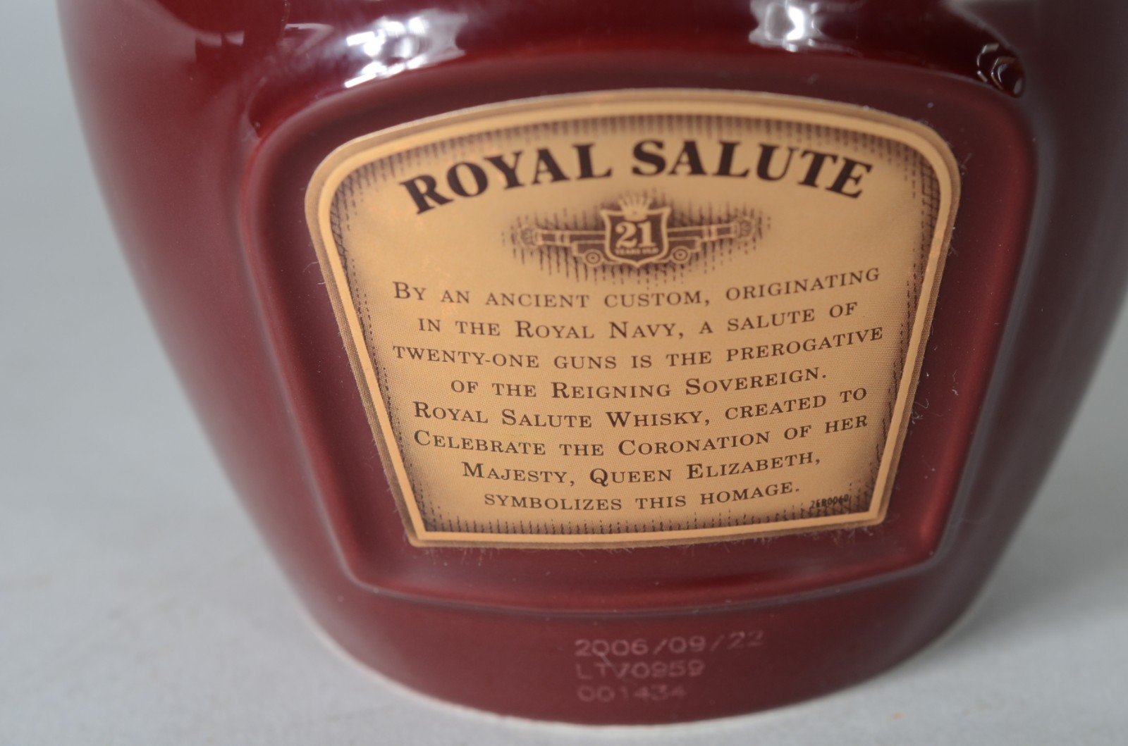 Whisky Royal Salute 21 anos em garrafa de cerâmica. - foto 6 de 7