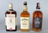 Três garrafas de whisky, sendo: Ballantines, Cl... - Três garrafas de whisky, sendo: Ballantines, Clan Campbell 12 anos e Jack Daniel's.