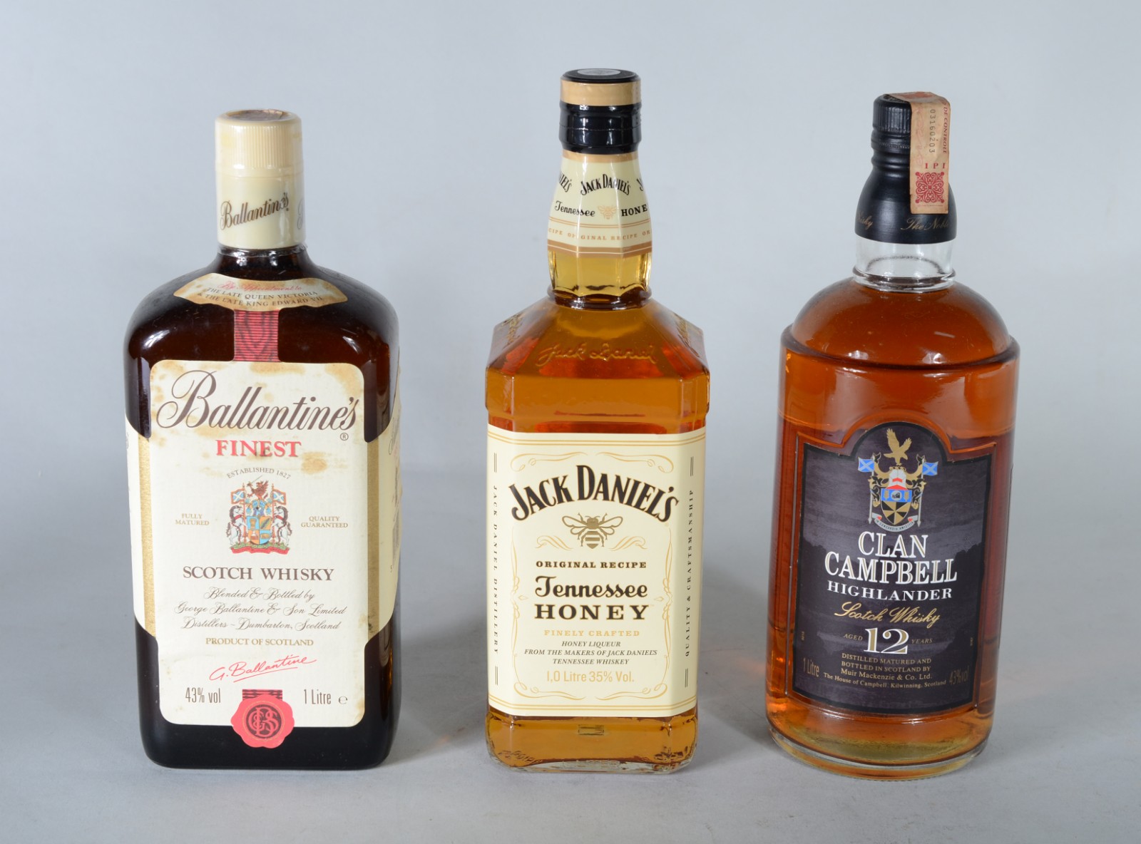 Três garrafas de whisky, sendo: Ballantines, Clan Campbell 12 anos e... - foto 1 de 7