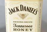 Três garrafas de whisky, sendo: Ballantines, Cl... - Três garrafas de whisky, sendo: Ballantines, Clan Campbell 12 anos e Jack Daniel's.
