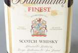 Três garrafas de whisky, sendo: Ballantines, Cl... - Três garrafas de whisky, sendo: Ballantines, Clan Campbell 12 anos e Jack Daniel's.