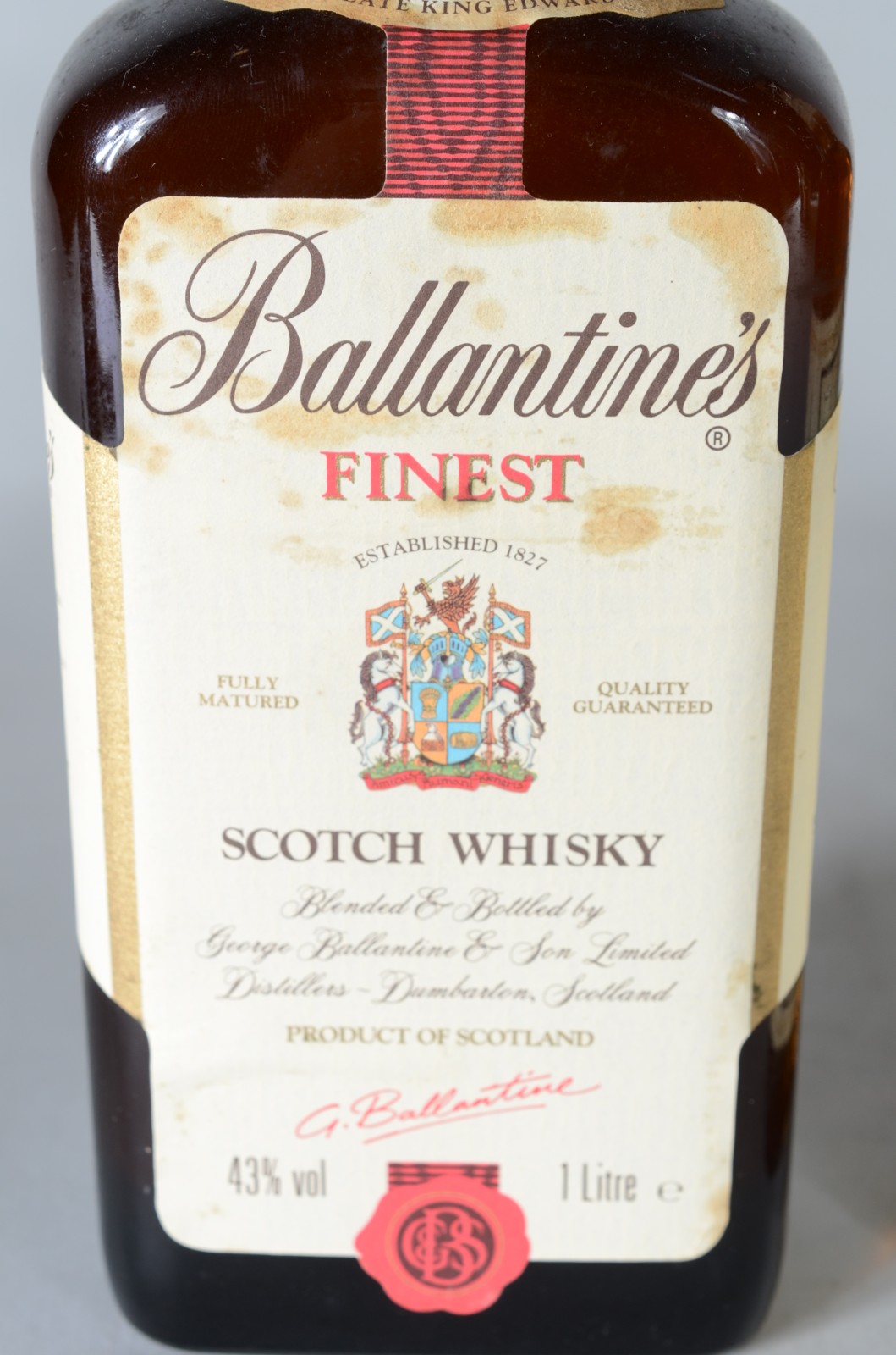 Três garrafas de whisky, sendo: Ballantines, Clan Campbell 12 anos e... - foto 3 de 7
