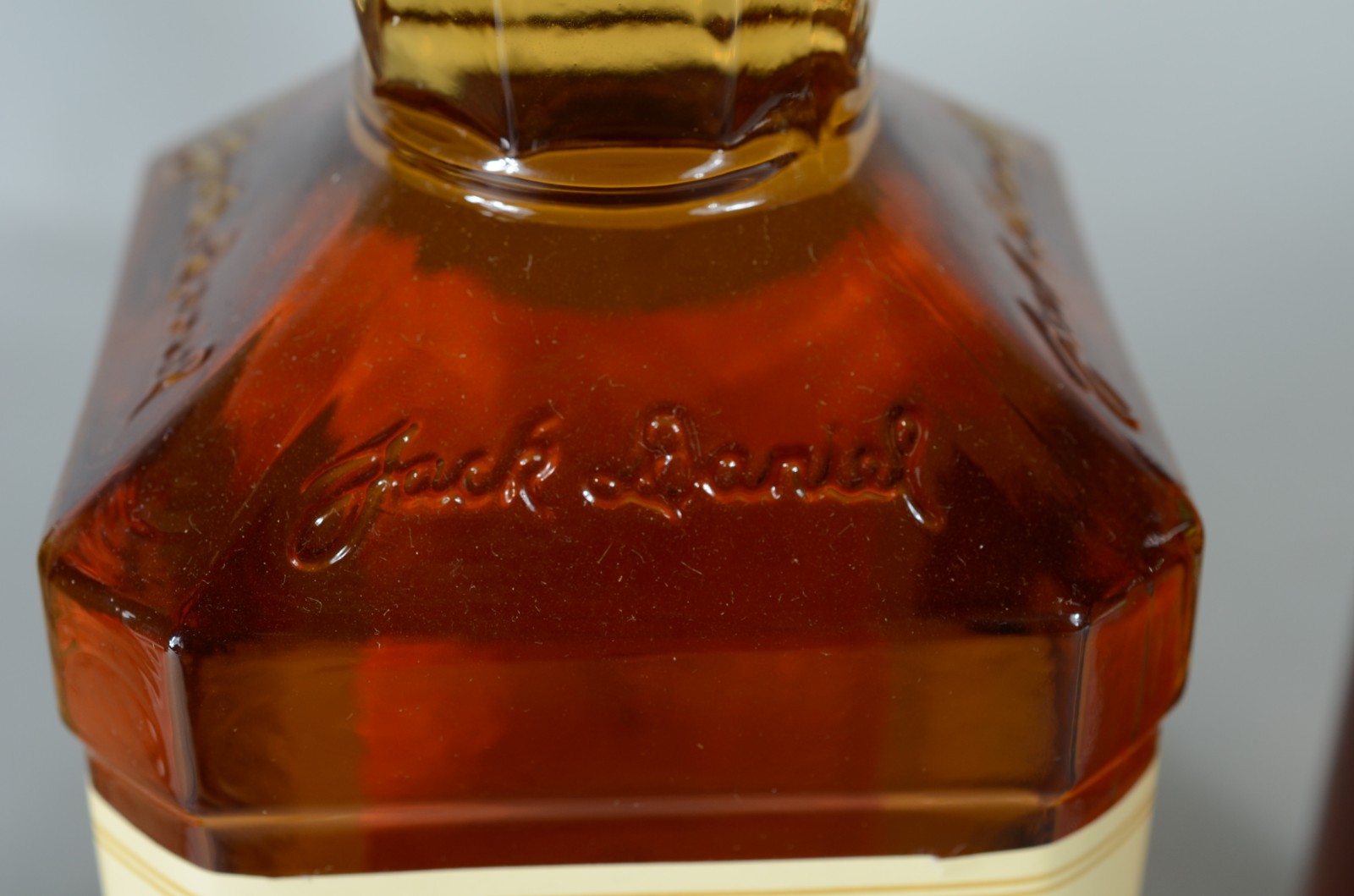 Três garrafas de whisky, sendo: Ballantines, Clan Campbell 12 anos e... - foto 4 de 7