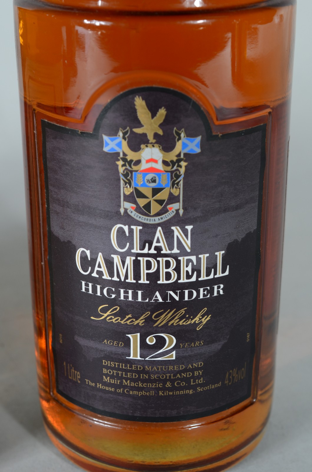 Três garrafas de whisky, sendo: Ballantines, Clan Campbell 12 anos e... - foto 5 de 7