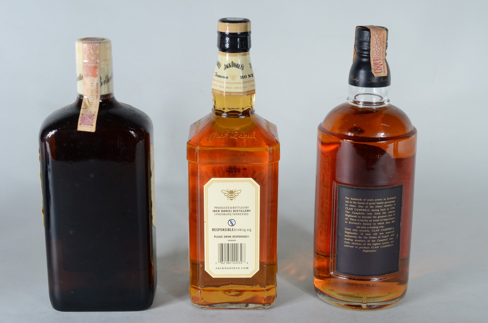 Três garrafas de whisky, sendo: Ballantines, Clan Campbell 12 anos e... - foto 6 de 7