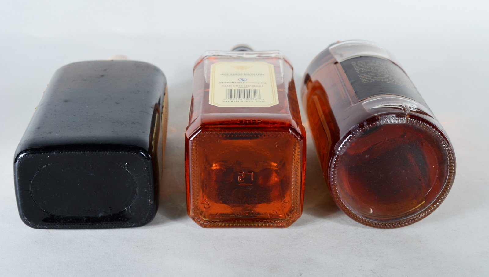 Três garrafas de whisky, sendo: Ballantines, Clan Campbell 12 anos e... - foto 7 de 7