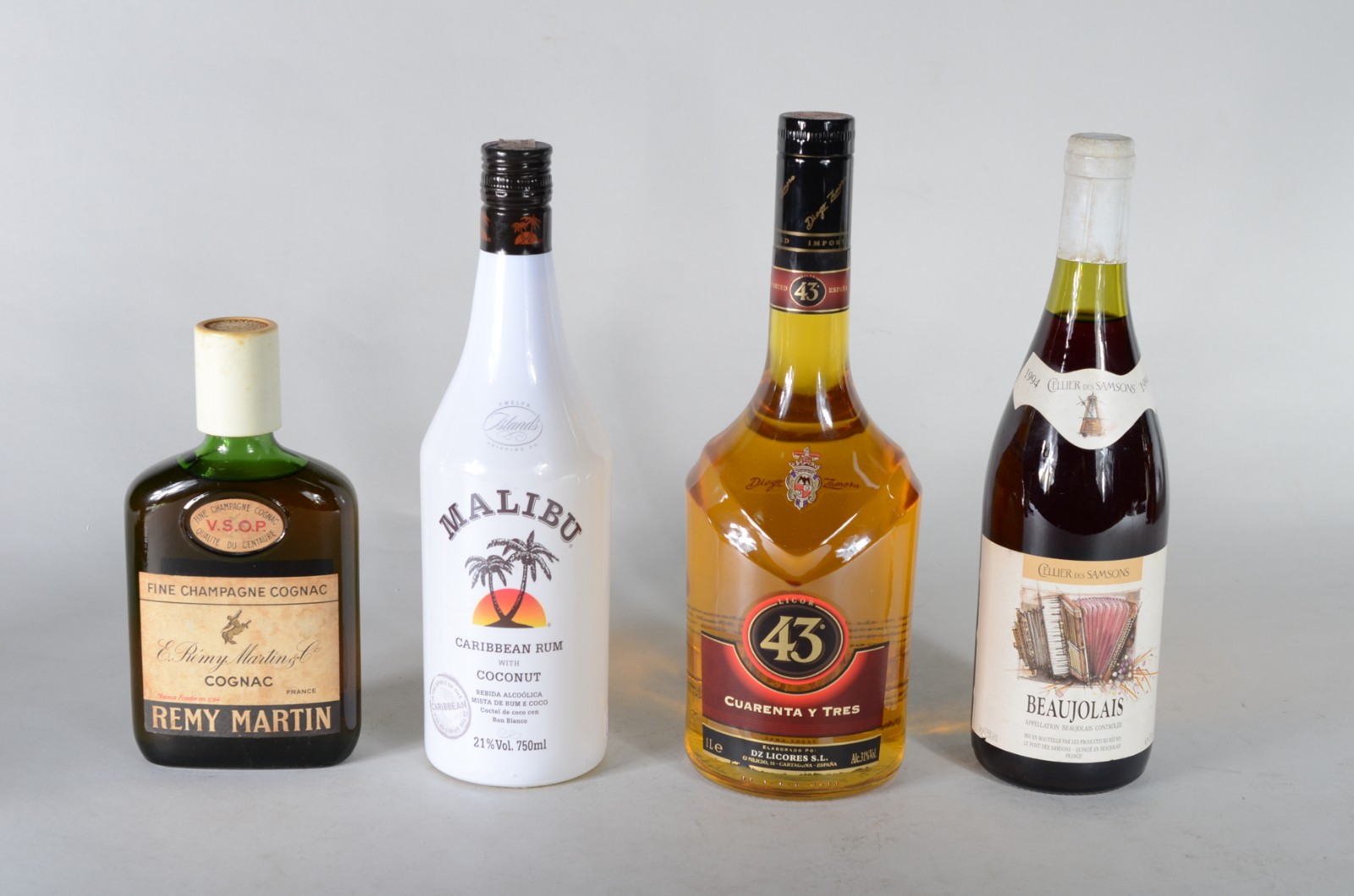 Quatro garrafas diversas de bebidas, sendo: Malibu Caribbean Rum... - foto 1 de 10