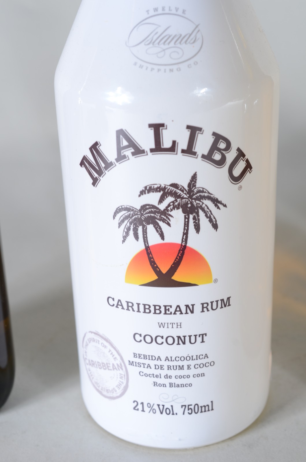 Quatro garrafas diversas de bebidas, sendo: Malibu Caribbean Rum... - foto 3 de 10