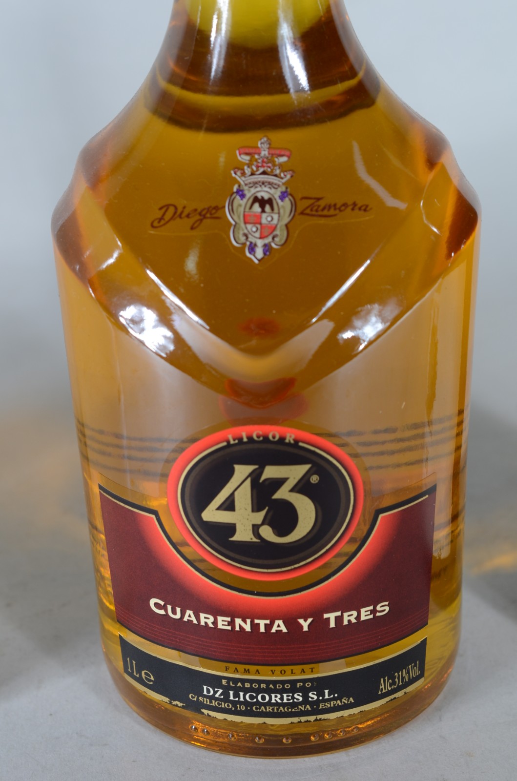 Quatro garrafas diversas de bebidas, sendo: Malibu Caribbean Rum... - foto 5 de 10