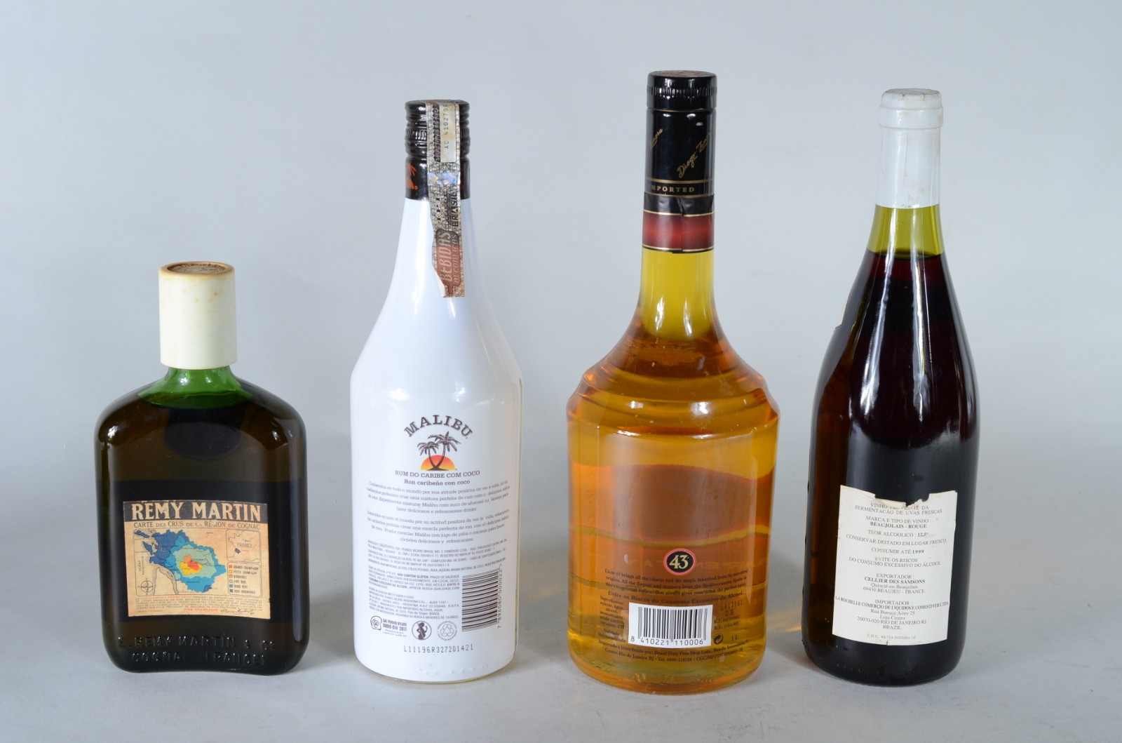 Quatro garrafas diversas de bebidas, sendo: Malibu Caribbean Rum... - foto 6 de 10