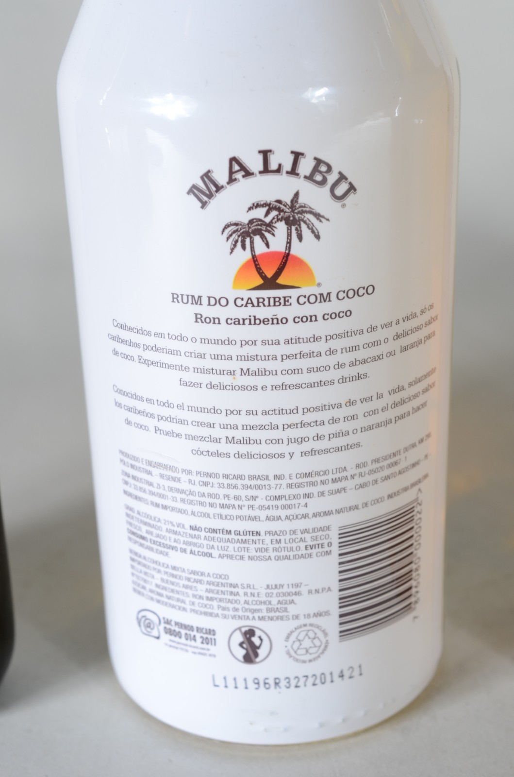 Quatro garrafas diversas de bebidas, sendo: Malibu Caribbean Rum... - foto 7 de 10