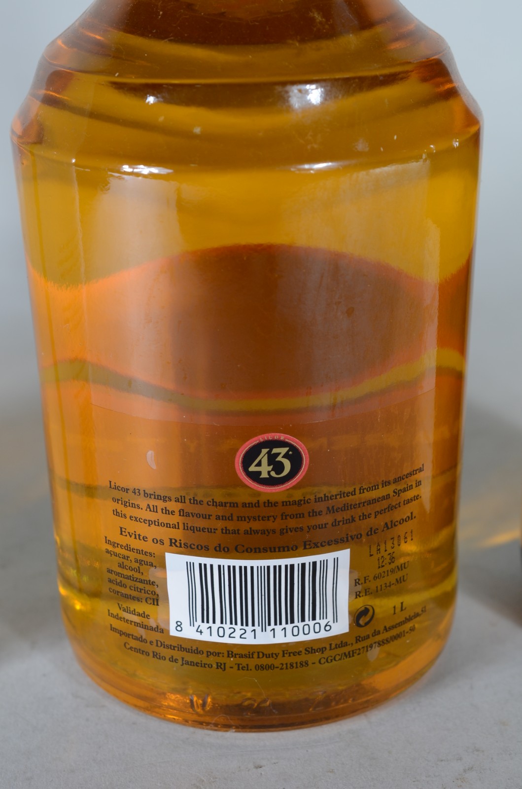 Quatro garrafas diversas de bebidas, sendo: Malibu Caribbean Rum... - foto 8 de 10