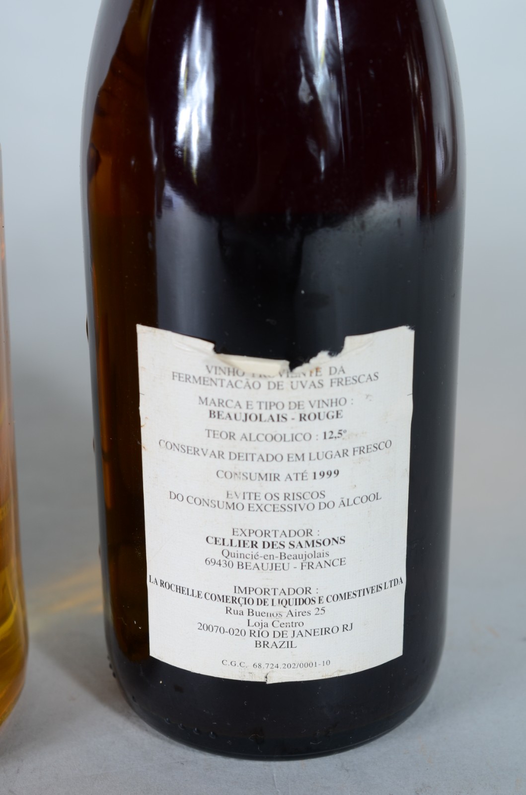 Quatro garrafas diversas de bebidas, sendo: Malibu Caribbean Rum... - foto 9 de 10