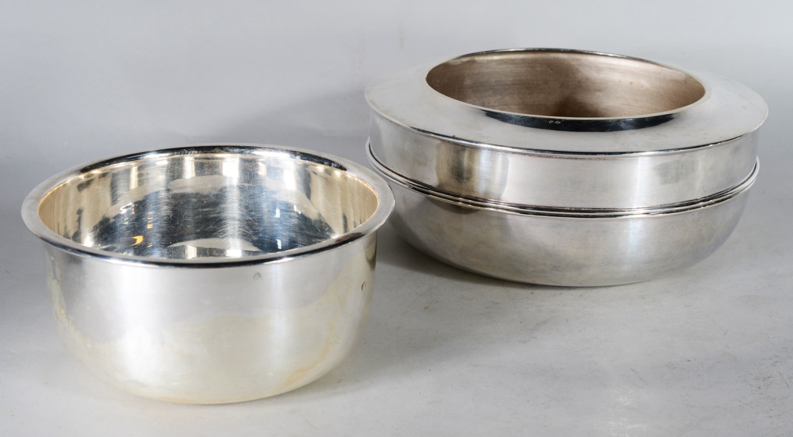Quatro peças diversas de metal prateado, sendo: rechaud, terrina... - foto 4 de 11