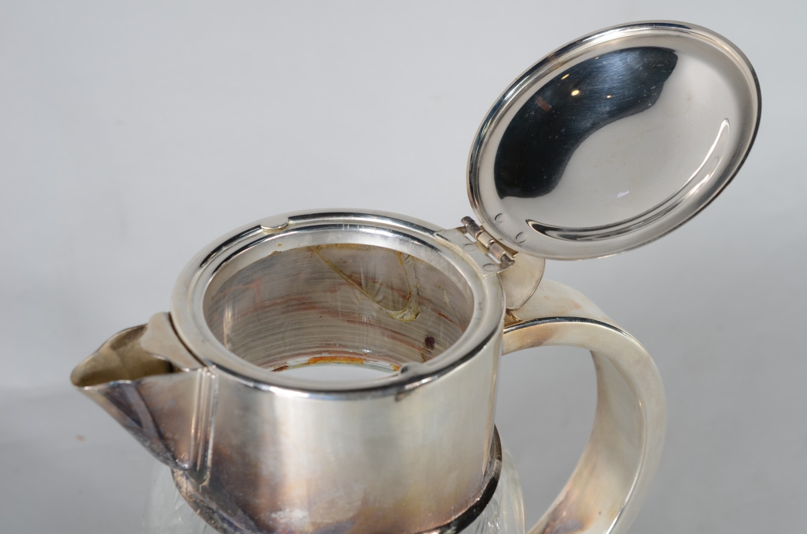 Jarra de cristal europeu lapidado com alça e tampa de metal... - foto 6 de 8