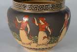 Royal Doulton (1815),  - Cachepot de faiança inglesa Royal Doulton "Morrisian", decorado com figuras femininas com instrumentos musicais. Borda com "fita grega". Circa 1904. P