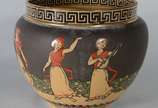 Royal Doulton (1815),  - Cachepot de faiança inglesa Royal Doulton "Morrisian", decorado com figuras femininas com instrumentos musicais. Borda com "fita grega". Circa 1904. P