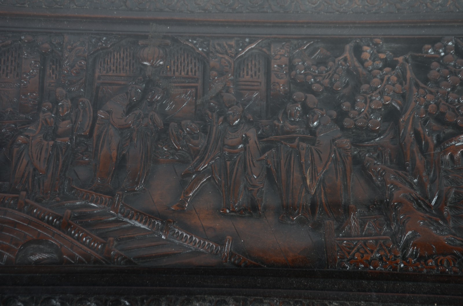 Mesa de centro chinesa de madeira entalhada, tampo com figuras... - foto 4 de 9